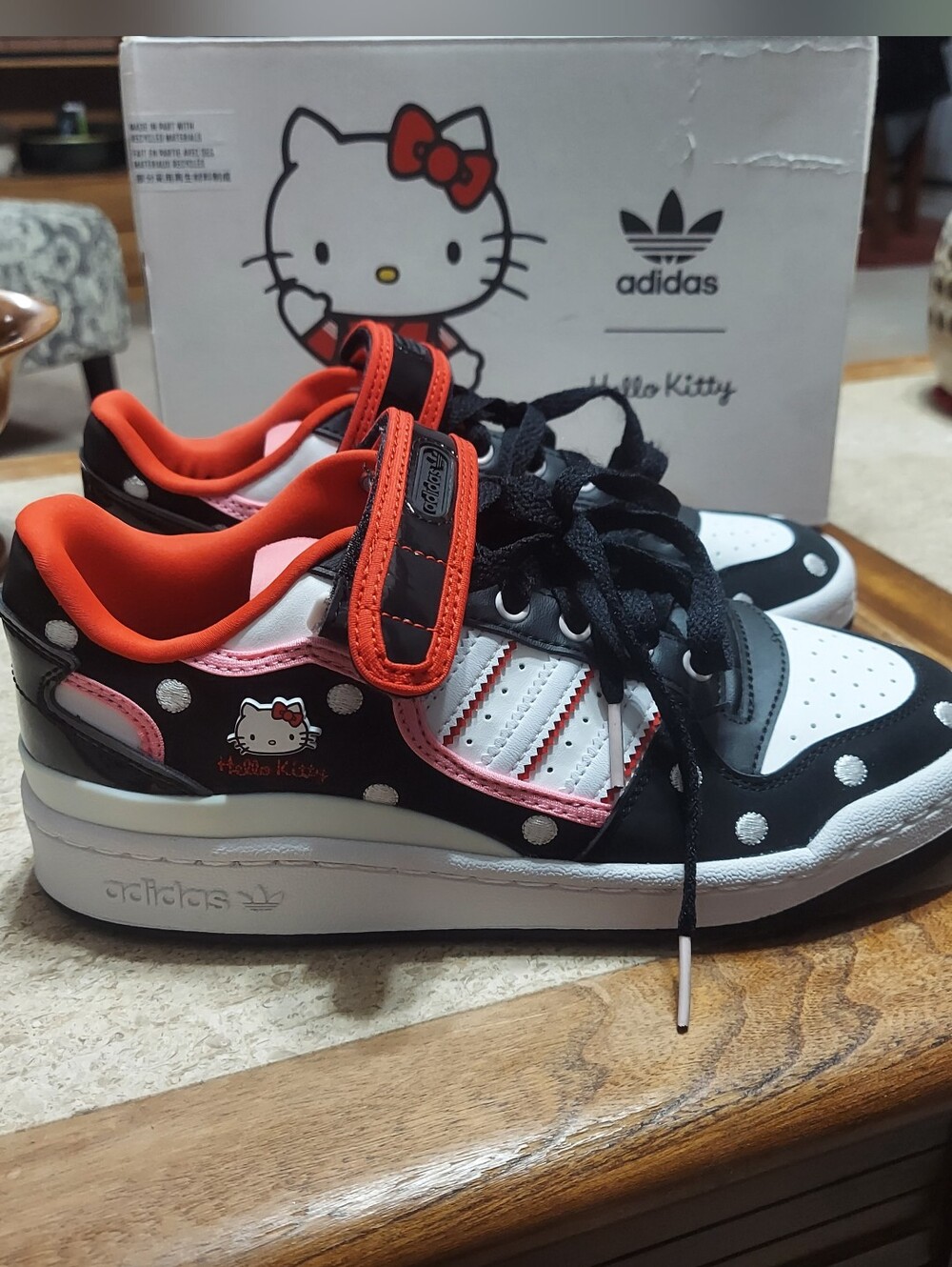 New In Box Adidas Hello Kitty Forum Low W Woman's Size 6 - Picture 4 of 9